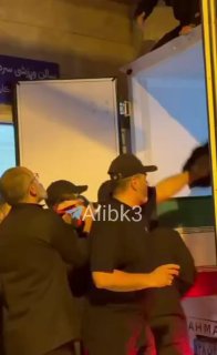 ברגע שגופתו של מנהיג המהפכה שנהרג, סייד עלי חמינאי, הגיעה למקדשו של האימאם רזא (עליו השלום), מלווה במשפחתו.