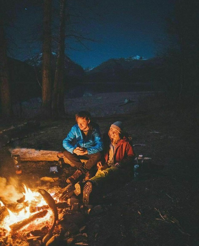 🍁شعـــرنــاب🍁: إنَّ عيْنَيْكِ هُمَا ما كَتَبَ اللهُ عليَّافاتركيني نائماً بينهماواقْفِلي البابَ عليَّا.چشمان تو را خداوند بر من مُق