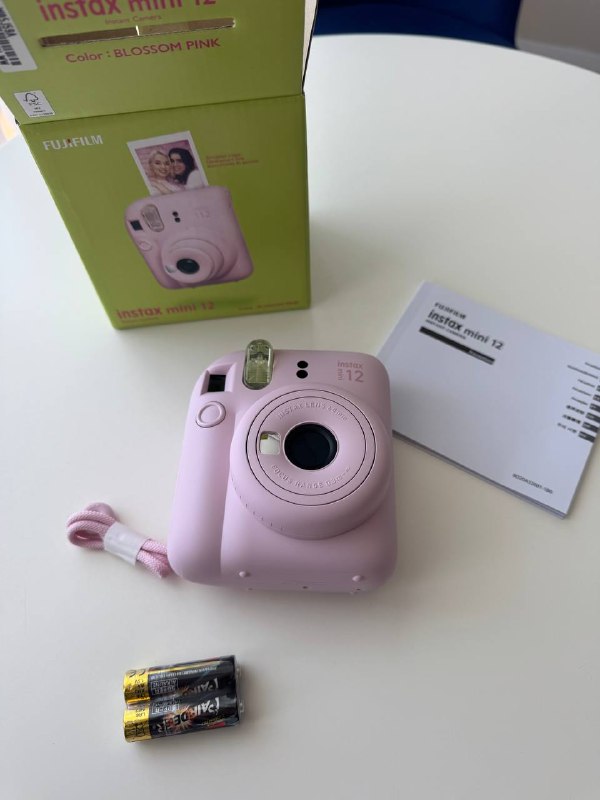 Продам новую Фотик Instax Mini 12