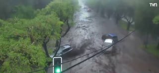 🇪🇨 Plane carrying valuables for a bank overshoots the runway and runs off a cliff, sending it plummeting into the street below.