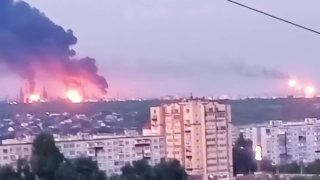 Атакован Сызранский НПЗ в Самарской области, распространяются кадры очевидцев.Самарский губернатор написал, что атаке подверглось «одно из промышленных предприятий», «информация о пострадавших уточняется».Также произошел пожар на Ильском НПЗ в Краснодарско
