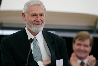 В США умер Уильям Фёге — один из ключевых архитекторов стратегии вакцинации, которая в 70-е годы привела к полному искоренению оспы. Ему было 89 лет, причиной смерти стала сердечная недостаточность. Фёге также возглавлял Центры по контролю и профилактике з