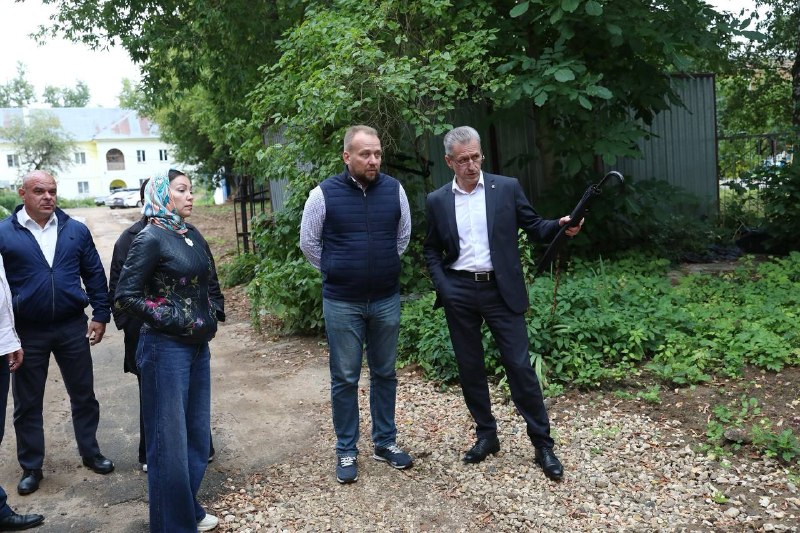 По обращению жительницы микрорайона Водники вместе с профильными заместителями выехали на место.