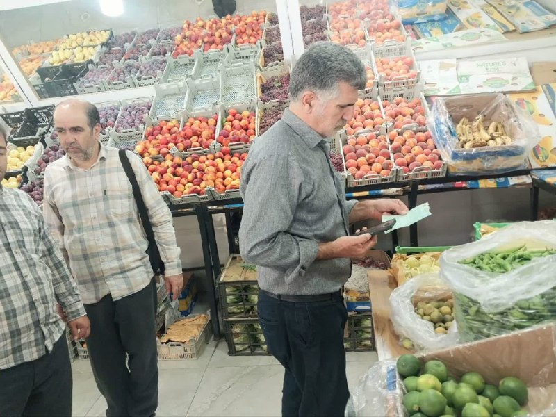 ️️مطلع الفجر گیلانغرب: 📸وقتی میوههای درجه چندم گیلانغرب از ۳۵۰ هزار تومان عبور میکند، نظارت نباید تشریفاتی باشد بازار میوه گیلانغرب این روزها