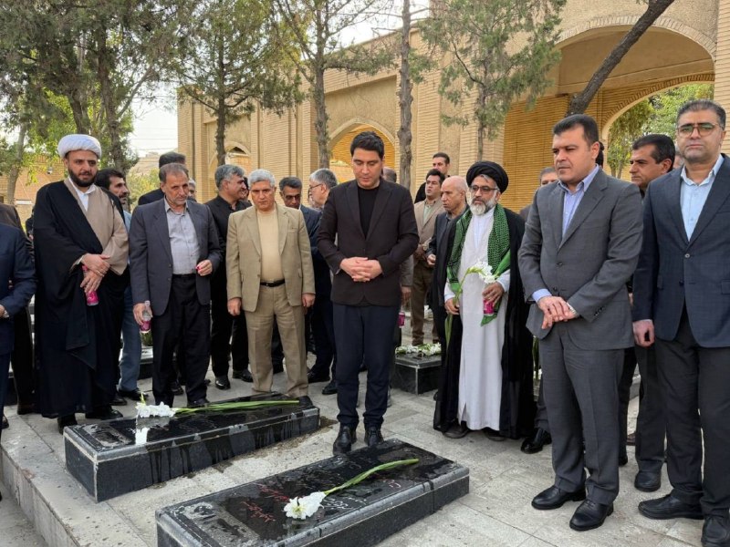 وزارت كشور: ✅ همزمان با اولین روز از هفته دولت؛🔹ادای احترام معاون علمی، فناوری و اقتصاد دانشبنیان رئیس جمهور به مقام شهدای کردستان