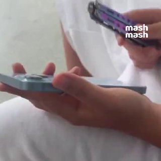 Парни стали специально разбивать айфоны, чтобы сделать себе "мужской" гаджет. Пост ещё об одном безумном тренде из "Тиктока".Они насмотрелись видео девушек, которые выкладывали старые покоцанные модели с подписью "Когда у него настоящий мужчинский раздолба