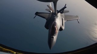 CENTCOM: מטוס קרב חמקני F-35A של חיל האוויר האמריקני מתודלק על ידי מטוס KC-135 Stratotanker תוך כדי סיור במ…
