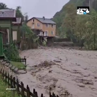 🇮🇱 Heavy rains caused destruction in Sakarya. In the Sakarya region of Turkey, located near Istanbul, houses are collapsing and being washed away due to the heavy rains.