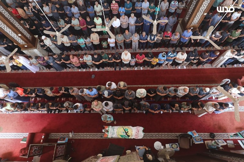 הלוויתה של גופתו של ההרוג הודהיפה אל-הוואג'רי, איש גדודי קסאם, במסגד הנפגעים במחנה נוסייראת במרכז רצועת עזה…