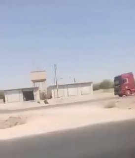 כלי נשק כבדים שנמסרו על ידי ה-SDF בהנהגת הכורדים באל-חסקה מועברים על ידי הצבא הסורי לעמדות ברחבי הכפר של חלב.