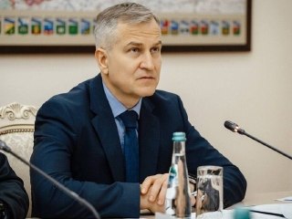Председатель правительства Курской области попал в аварию, когда направлялся с рабочей поездкой в Конышевский район.Александр Чепик — второе лицо в регионе, он исполнял обязанности главы, когда Александр Хинштейн лечился после ДТП. По данным Mash, председа