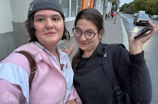 В Москве задержали трех журналистов, приехавших освещать пикет в поддержку «Яблока»Издание SOTAvision рассказало, что во вторник в бот редакции поступила просьба приехать 14 августа на Пушкинскую площадь и осветить пикет активиста, возмущенного снятием «Яб
