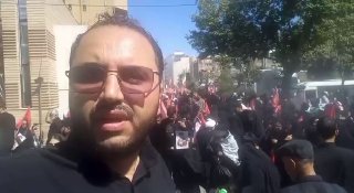🎦 דקות לפני הגעת גופתו הקדושה של קאעד הרג את אמט, יש המון אנשים שמחכים ברחוב האימאם רזה, הסמטאות האחוריות…