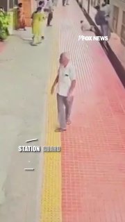 🎥 חילוץ עוצר נשימה של נוסע לאחר שנגרר ברכבת
