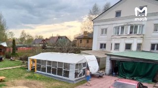 Четыре человека погибли при пожаре в хостеле в Балашихе.По данным Mash, возгорание началось около 4:30 утра на втором этаже трёхэтажного частного здания. Загорелись личные вещи и мебель в одной из комнат — там же позже нашли всех погибших.Шестерых удалось 