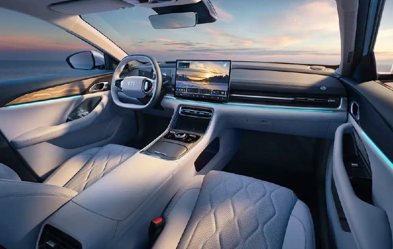 Geely показала гибрид с запасом хода до 2100 км и ценой от 1,2 млн рублей 3