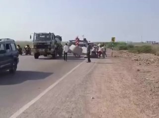 חסיד הינדי התגלגל 5 קילומטרים למקדש קמדגירי בצ'יטראקוט, הודו, כחלק מטקס השאיאנה פראדקשינם. התומכים הניחו כר…