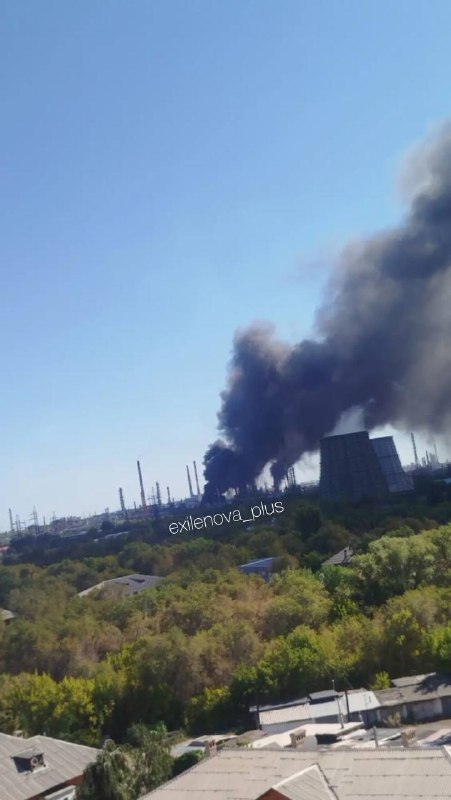 ❗️Ukrainian drones struck the Orsk oil refinery in Orenburg Oblast overnight, with a fire breaking out at the facility.