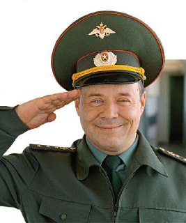 Звезду "Солдат" Алексея Маклакова госпитализировали из-за проблем со зрением. У 63-летнего актёра нашли осложнённую катаракту и отправили в стационар на обследование.Легендарный прапорщик Шматко пожаловался на пелену перед глазами, двоение и ореолы вокруг 