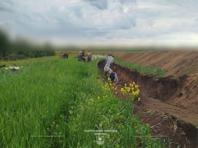 Ukraine’s 211th Pontoon Bridge Brigade is preparing new defensive fortifications, with soldiers working to strengthen defensive lines.