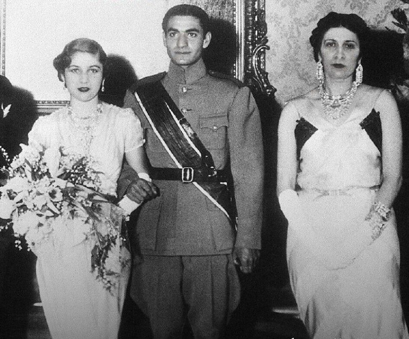 ایران بیدار: 🔴دیشب گردنبند ۶۰۰ الماسی مادر فوزیه، همسر اول محمدرضا شاه، که در عروسی فوزیه و شاه بر گردن داشت در اتریش به سرقت رفت.🔴د