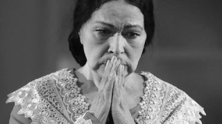 Актриса Екатерина Жемчужная скончалась на 83-м году жизни. По данным Mash, причиной смерти народной артистки России стала тромбоэмболия — у неё оторвался тромб. В 2024 году Екатерина Андреевна попадала в больницу с острым ишемическим инсультом. После чего 