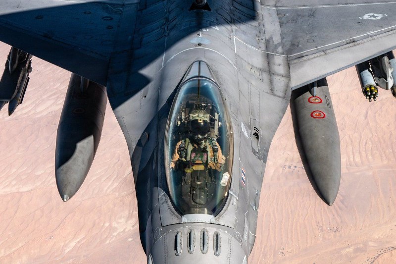 מטוס קרב F-16 של חיל האוויר האמריקאי טס מעל המזרח התיכון.