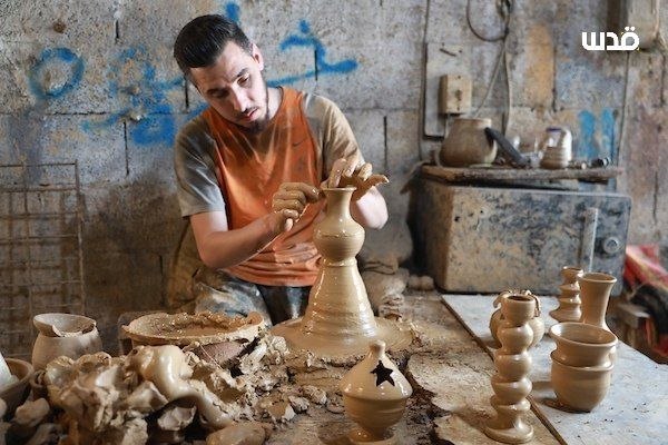 בעלי מלאכה ממשפחת אל-פחורי מעצבים ביד חימר לייצור כלי חרס בבית המלאכה של המשפחה בעיר חברון, ממשיכים במלאכה…