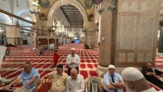 סצנות מאולם התפילה קיבלי במסגד אל-אקצא המבורך לפני תפילת השקיעה