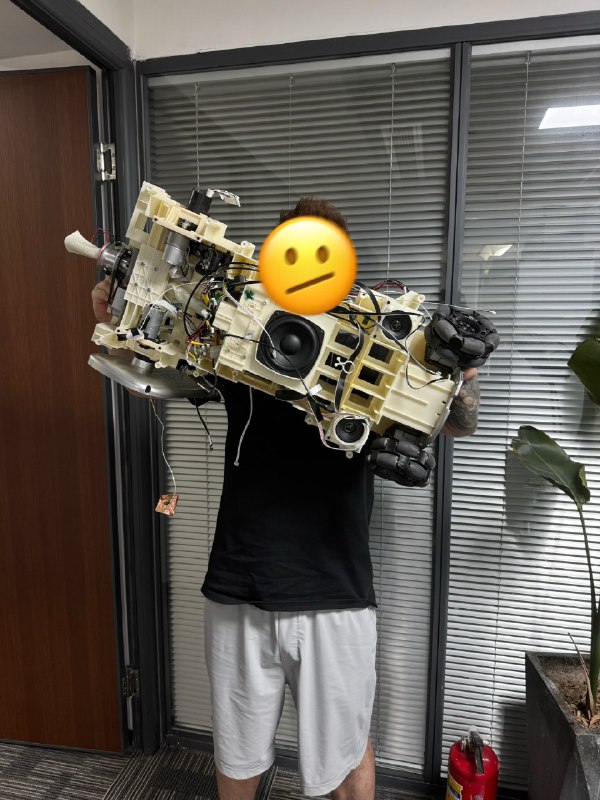 我:咦？这个小机器人的麦轮不错🤔黄金龙哥:整个都送你了 拿走吧