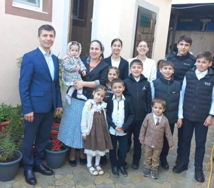 Жительнице Дербента Бурлият Меджидовой присвоено звание «Мать-героиня» указом Президента РФ Владимира Путина от 28 января 2026 года за воспитание 12 де фото