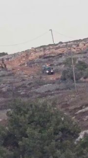 כוחות הכיבוש שומרים על מתנחלים במהלך הסתערותם על פאתי הכפר בורין, מדרום לשכם, על רקע עימותים עם צעירים.