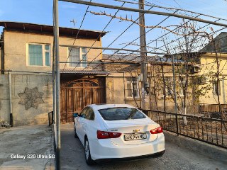 Yakkasaroy tumani shaxar markazida 5 sotux 10 xona Fasad 15 metr ga 30