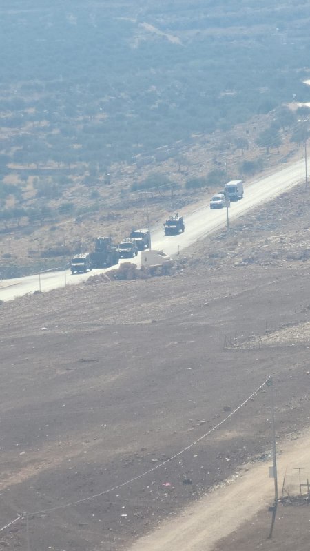 דחוף: כוח צבא כיבוש מלווה בדחפור צבאי בכפר אל-מוג'יר, צפונית מזרחית לרמאללה.