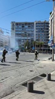 🇬🇷 The police disperse rioters in Athens with stun grenades during yesterday's protests.