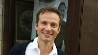 Актёру Андрею Кузичеву стало плохо с сердцем прямо во время спектакля "Идиот" в театре Пушкина в Москве. Но артист не бросил зрителей — доиграл до конца и даже вышел на поклон.Зрители рассказали Mash, что антракт затянулся минут на 15 дольше обычного — у 5