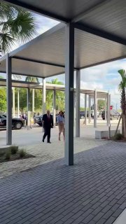 דונלד טראמפ ואשתו מלניה נסעו לפאלם ביץ', פלורידה להצבעה מוקדמת בבחירות האמצע. אתר כן אינסטגרם