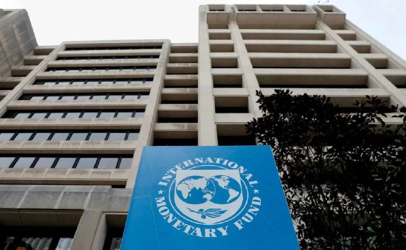 Казахстан - взгляд из-за рубежа. И очень даже позитивный 👀📈Тут на днях Международный валютный фонд опубликовал отчет об итогах миссии в Казахстан. Эксперты МВФ приезжали к нам в ноябре прошлого года, посмотрели на все происходящее и написали об этом.Что пишут?🔹 Во-первых, МВФ отмечает высокие темпы роста экономики Казахстана в 2025 году. Этот рост поддерживается устойчивым расширением внутреннего спроса, увеличением объемов нефтедобычи, высокой активностью в ненефтяных отраслях и реализацией крупных инфраструктурных проектов в условиях стимулирующей фискальной политики и наращивания инвестиций со стороны государственных предприятий.Собственно, здесь подтверждается все, о чем мы с вами говорили ранее. Перестройка и структурные изменения в экономике, а именно акцент на переработку вместо экспорта сырья, развитие логистики и инфраструктуры, дает свои результаты. Например, в 2025 году экономика выросла на 6,5%.А что именно росло? 🏭🚛▪️ обрабатывающий сектор вырос на 6,4%▪️ транспортная отрасль - на 20,4%▪️ строительная - на 15,9%▪️ торговля - на 8,9% (и внутренняя, и внешняя, несмотря на сложности на зарубежных рынках)▪️ сельское хозяйство - на 5,9%То есть развивается реальный сектор экономики, который делает ее «сложнее» и устойчивее к внешним шокам.🔹 Во-вторых, по мнению МВФ, у Казахстана есть значительные объемы фискальных и внешних резервов, да и банковский сектор устойчив. И тут все понятно. По последним данным, золотовалютные резервы и Нацфонд обладают активами в 125 млрд долларов. А это указывает на нашу финансовую независимость, наличие «страховки» от глобальных кризисов и возможность полностью исполнять свои обязательства 💰🛡🔹 В-третьих, считают в фонде, мы все правильно делаем по борьбе с инфляцией. Тут и повышение базовой ставки, и изъятие избыточной ликвидности с рынка, и программа совместных действий Правительства, Нацбанка и Агентства по регулированию и развитию финансового рынка. Все это поможет приблизить инфляцию к целевому уровню, то есть ниже 10% и далее вниз 📉Работа это сложная, но нужная. Здесь можно отметить, например, поддержку новых производств продуктов питания и прочих товаров. Об этом мы поговорим отдельно - тема уж очень большая.Ну и как дополнение в МВФ рекомендуют нам ускорить реализацию структурных реформ для диверсификации экономики и повышения потенциальных темпов роста. Среди прочего это сокращение роли государства в экономике, развитие частного сектора и финансового рынка, а также улучшение делового климата и качества корпоративного управления.⚠️ Есть и риски: замедление роста в странах торговых партнерах, геополитическая неопределенность, возможное снижение мировых цен на нефть и так далее. И тем не менее, в МФЦА считают, что в 2025 году наша экономика ускорится до 6,2%.Как это можно прокомментировать?Все это мы знаем и понимаем, и про реформы, которыми активно занимаемся, и про необходимость скоординированных усилий для снижения инфляции, и про риски в курсе. Все это не скрывается, освещается и планомерно реализуется.Тут же важнее, что позитивные тренды в экономике Казахстана видим не только мы, но и заграничные сторонние наблюдатели, у которых мотивации что-либо выдумывать или искажать совершенно нет.Лишнее подтверждение верности выбранного руководством страны экономического курса. Дальше - только лучше, читатель 🚀