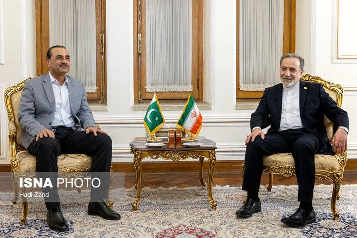 ایسنا ✔: گفت‌وگوی وزیر امور خارجه و فرمانده ارتش پاکستان🔹عراقچی و فیلد مارشال عاصم منیر طی یک تماس تلفنی درباره آخرین تحولات منطق