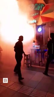 В пабе в Бангкоке произошел пожар, 27 человек погибли, 63 пострадалиВ ночь на 13 июля в популярном пабе Rong Beer Na Lat Phrao на севере Бангкока произошел сильный пожар. По последним данным, погибли по меньшей мере 27 человек, еще 63 пострадали, 22 из них