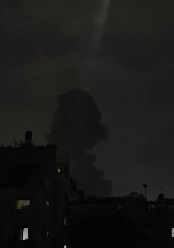 דחוף: מטוסי הכיבוש הפציצו בית לאחר שאיים עליו בשכונת אל-זייתון, דרומית מזרחית לעיר עזה.