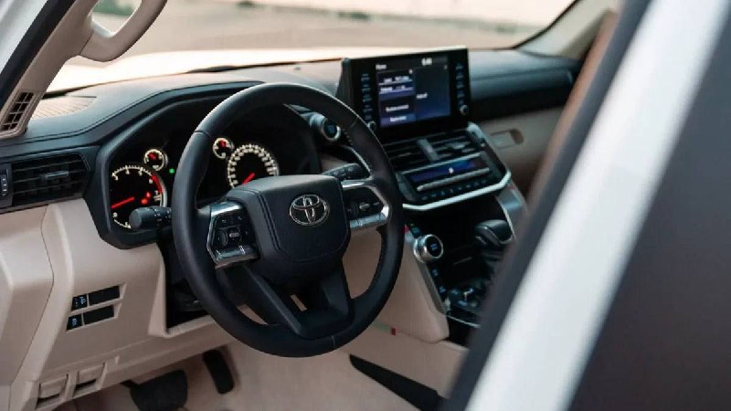 Toyota выпустила спецверсию Land Cruiser 300 в честь Дакара 2