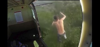В Аргентине студентке пришлось сажать самолет из-за пилота, который выпрыгнул из самолетaПилот-инструктор передал управление студентке со словами «Ты знаешь, что делать, продолжай двигаться вперед». Пилот совершил прыжок из кабины на высоте 250 метров. Ста