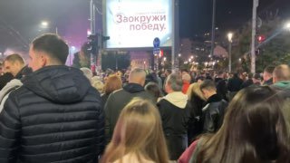 במרכז בלגרד יש מספר עצום של אנשים. תומכיו של "רשימת האזרחים" כבר החלו לחגוג את הניצחון בבחירות בסרביה.