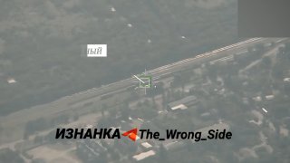 🇷🇺🇺🇦️ — הצילומים מציגים תחמושת גראן-4 משוטטת מצוידת במחפשי אלקטרו-אופטיים (EO) פוגעים ברכבת תיקון והתאו…