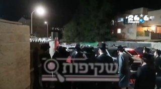 🇮🇱 Shocking documentation: "zealot" Hasidic extremists last night attacked the Rebbe of Karlin Stolin of Israel, using trash and trying to block his car, when he was leaving a wedding in Beit Shemesh. Israel News.