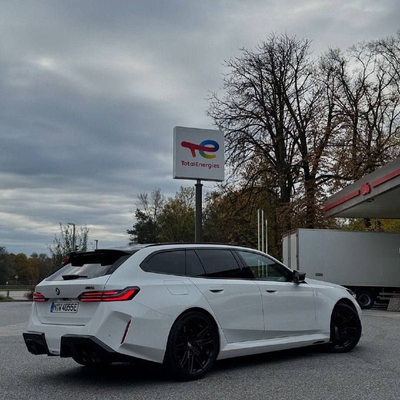 BMW M5 G99 Touring в цвете альпийский белый 3