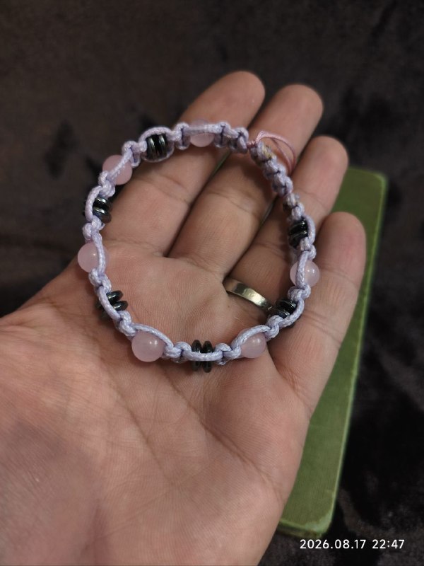 پرنیانِ نقش: 🌸 لطافتِ رز کوارتز، در کنار قدرتِ حدید 🖤دستبندی دستبافت با ترکیبی از رز کوارتز با رنگ صورتی لطیف و حدید با جلوهی متالی