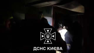 במהלך הלילה חילצו כוחות החירום בקייב כלב קטן מההריסות. מבוהל ופצוע, הכלב שרד, אך בעליו נספה בצער, כך דיווח…