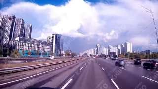 🇺🇦🇷🇺 תמונות שצולמו במצלמת רכב מציגות את הרגע שבו רחפן רוסי "יקר" פגע ישירות בכביש מהיר בקייב הבוקר.